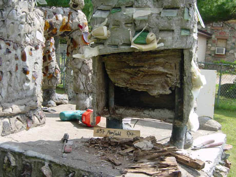 Concrete building with open front cavity and embedded decorations